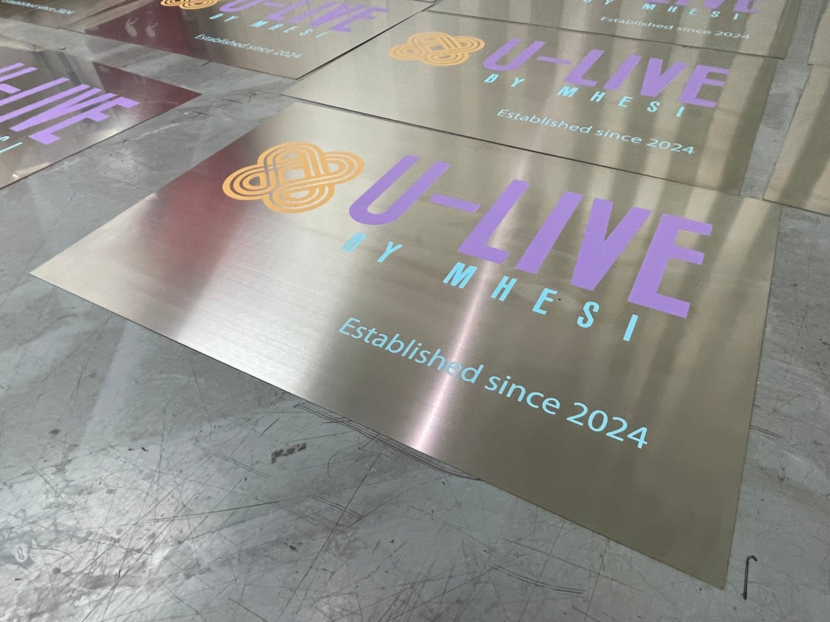 ป้ายสแตนเลสเงินแฮร์ไลน์ ผิวด้านหรูหรา แข็งแรง ทนทาน เหมาะสำหรับป้ายบริษัทและงานตกแต่งอาคาร