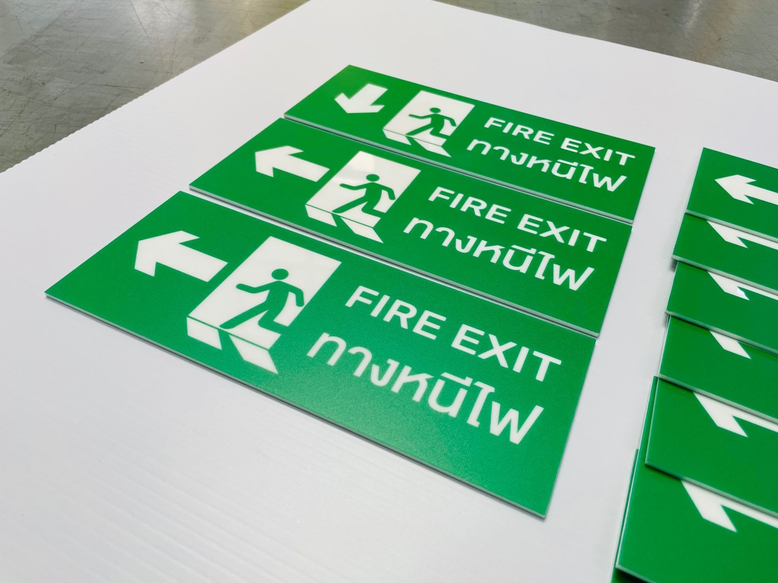 ป้ายหนีไฟ ตัวอักษรชัดเจน มาตรฐานความปลอดภัย เหมาะสำหรับอาคาร สำนักงาน และโรงงาน