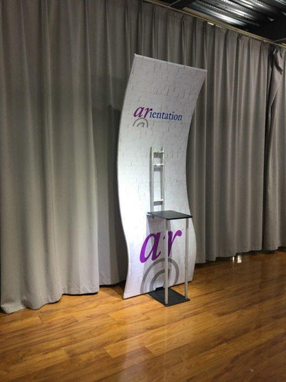 สแตนด์จัดนิทรรศการ บูธงานพิมพ์ผ้า งานไวนิล ราคาถูก สแตนดี้แบบผ้า Fabric Booth Solution ป้ายผ้า โครงเหล็กหุ้มผ้า