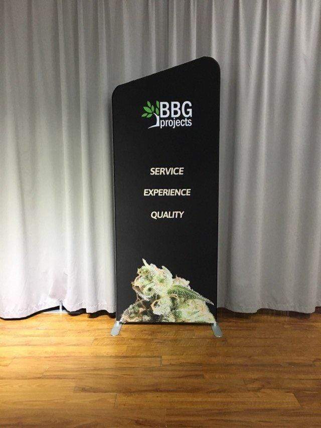 ป้ายผ้าตั้งพื้น Fabric Stand แบคดรอปผ้า บูธผ้าจัดงานอีเว้นท์ อุปกรณ์จัดนิทรรศการ น้ำหนักเบา ออคโทพุส มีเดีย โซลูชันส์ จำกัด