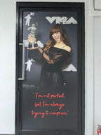 สติ๊กเกอร์ติดกระจก ทึบแสง กันแดด และโปร่งแสง พิมพ์คมชัด ช่วยลดแสงแดด เพิ่มความเป็นส่วนตัว เหมาะสำหรับอาคารและร้านค้า