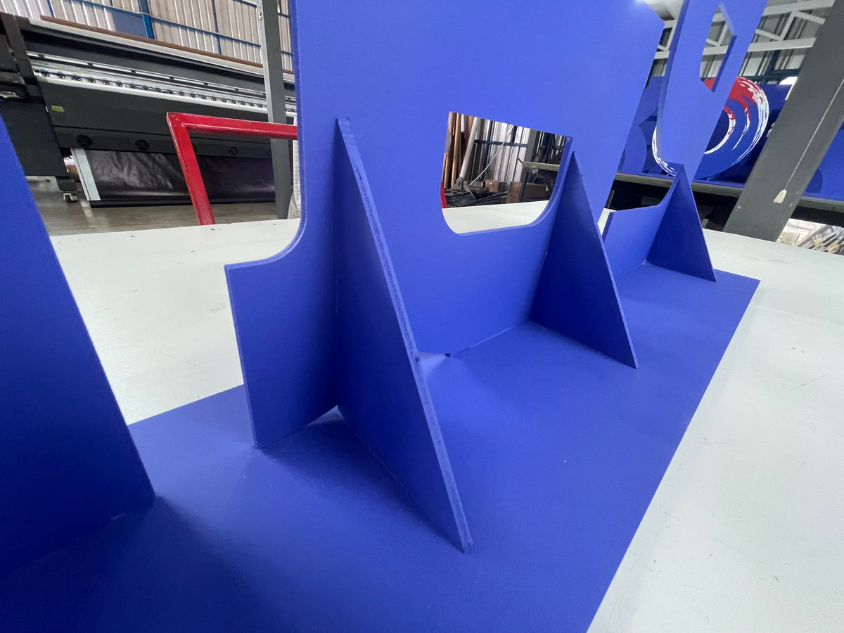 ป้ายโลโก้ตั้งพื้น และป้ายตั้งประกอบฉากถ่ายรูป ดีไซน์สวยสะดุดตา เหมาะสำหรับงานอีเวนต์ งานเปิดตัวสินค้า และการโปรโมทร้านค้า