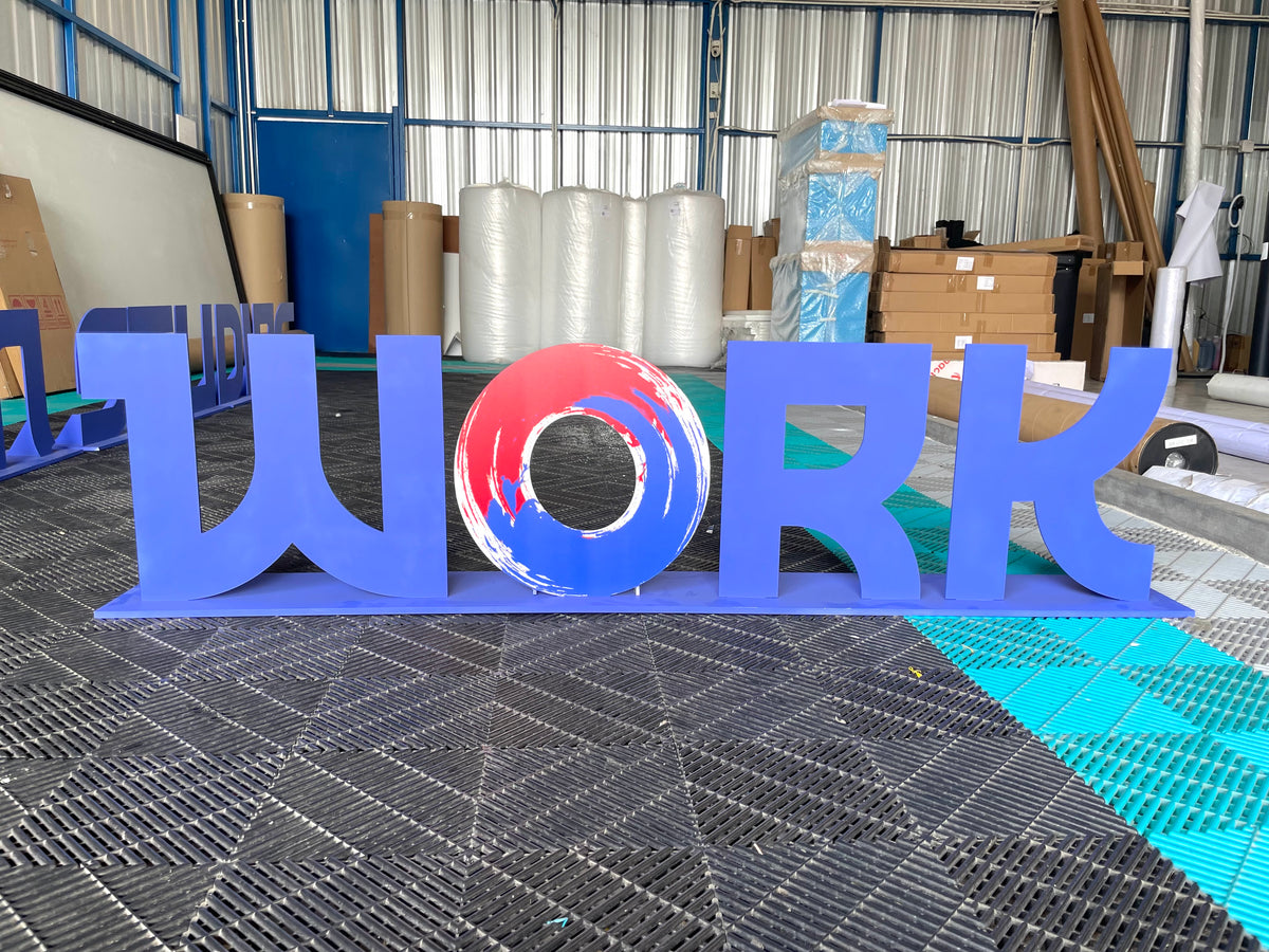 ป้ายโลโก้ตั้งพื้น และป้ายตั้งประกอบฉากถ่ายรูป ดีไซน์สวยสะดุดตา เหมาะสำหรับงานอีเวนต์ งานเปิดตัวสินค้า และการโปรโมทร้านค้า