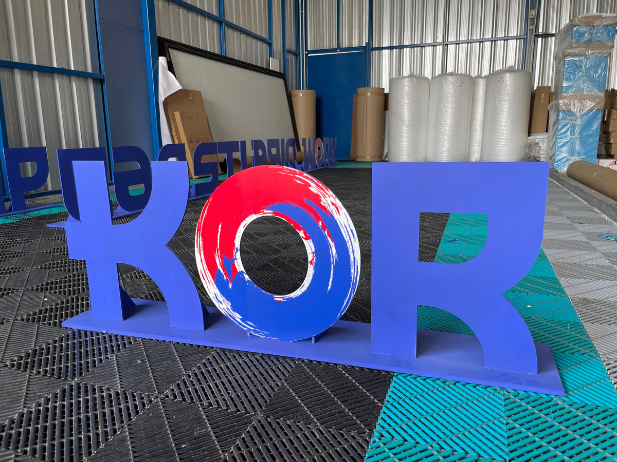 ป้ายโลโก้ตั้งพื้น และป้ายตั้งประกอบฉากถ่ายรูป ดีไซน์สวยสะดุดตา เหมาะสำหรับงานอีเวนต์ งานเปิดตัวสินค้า และการโปรโมทร้านค้า