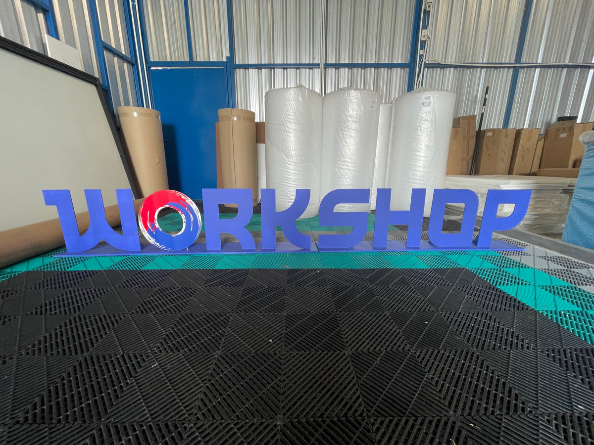 ป้ายโลโก้ตั้งพื้น และป้ายตั้งประกอบฉากถ่ายรูป ดีไซน์สวยสะดุดตา เหมาะสำหรับงานอีเวนต์ งานเปิดตัวสินค้า และการโปรโมทร้านค้า