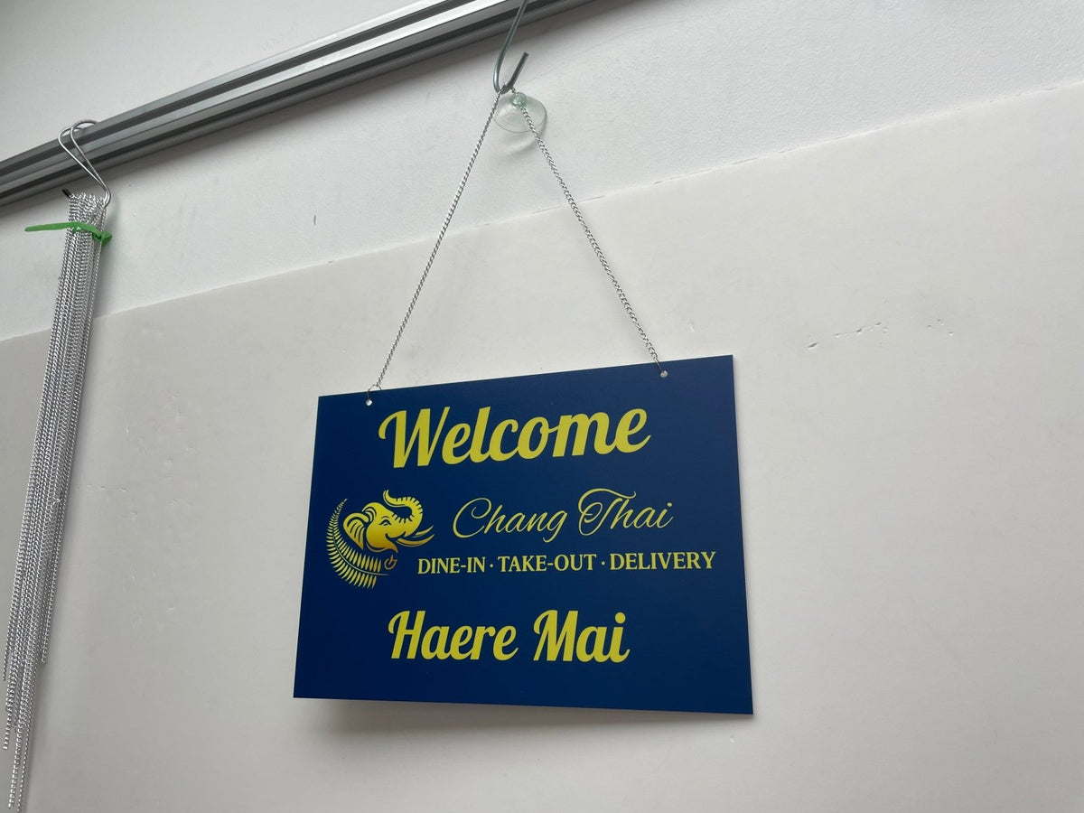 ป้ายคอมโพสิต พิมพ์สกรีนยูวี UV Inkjet พิมพ์คมชัด สีสด ทนทาน เหมาะสำหรับป้ายบริษัท อาคาร โครงการ และงานโฆษณากลางแจ้ง