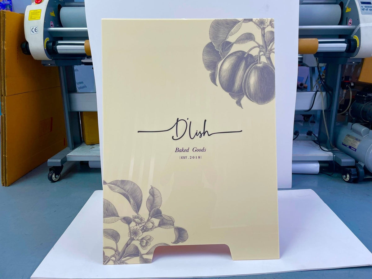 ป้ายตั้งคาเฟ่ และป้ายตั้งหน้าร้าน ดีไซน์สวยสะดุดตา พิมพ์คมชัด เหมาะสำหรับโปรโมชัน เมนู และดึงดูดลูกค้าหน้าร้าน