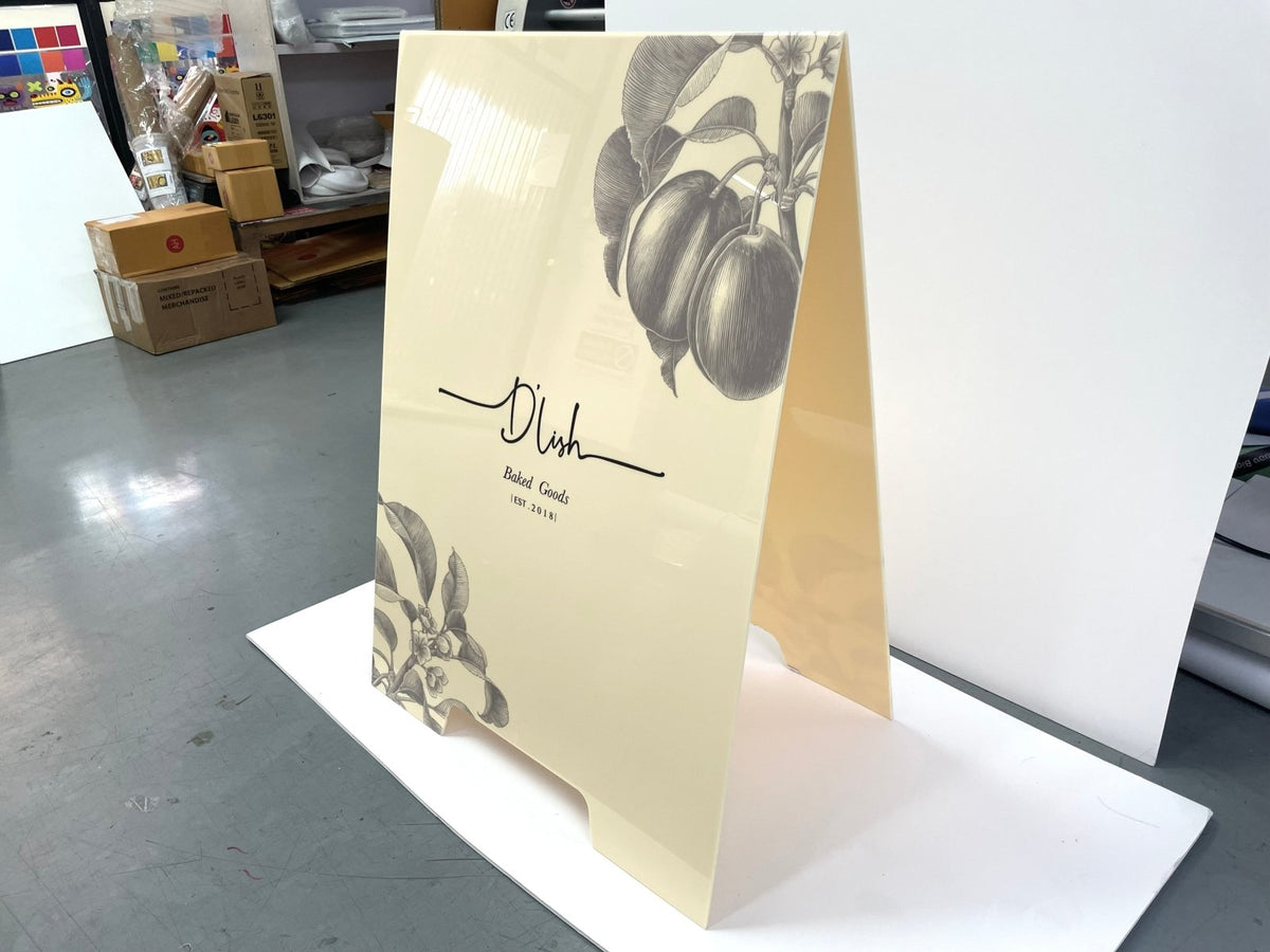 ป้ายตั้งคาเฟ่ และป้ายตั้งหน้าร้าน ดีไซน์สวยสะดุดตา พิมพ์คมชัด เหมาะสำหรับโปรโมชัน เมนู และดึงดูดลูกค้าหน้าร้าน