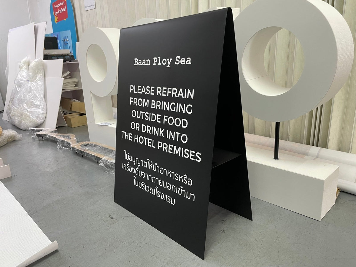 ป้ายตั้งคาเฟ่ และป้ายตั้งหน้าร้าน ดีไซน์สวยสะดุดตา พิมพ์คมชัด เหมาะสำหรับโปรโมชัน เมนู และดึงดูดลูกค้าหน้าร้าน