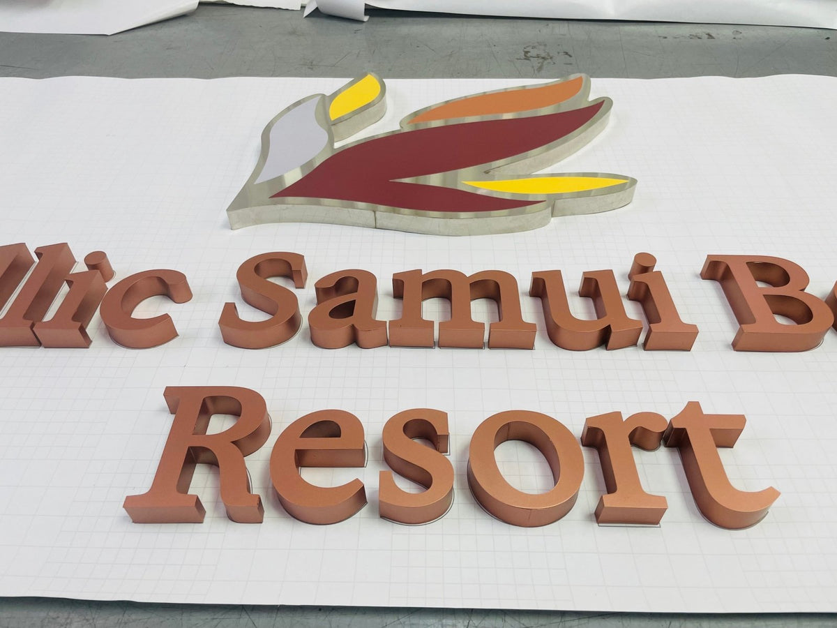 ป้ายบริษัทอักษรโลหะทำสี ดีไซน์สวย สีคมชัด เหมาะสำหรับป้ายองค์กร ร้านค้า และงานตกแต่งอาคาร