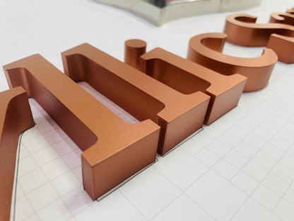 ป้ายบริษัทอักษรโลหะทำสี ดีไซน์สวย สีคมชัด เหมาะสำหรับป้ายองค์กร ร้านค้า และงานตกแต่งอาคาร