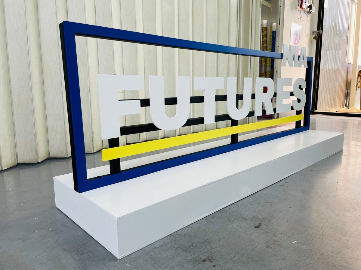 ป้ายโลโก้ตั้งพื้น และป้ายตั้งประกอบฉากถ่ายรูป ดีไซน์สวยสะดุดตา เหมาะสำหรับงานอีเวนต์ งานเปิดตัวสินค้า และการโปรโมทร้านค้า