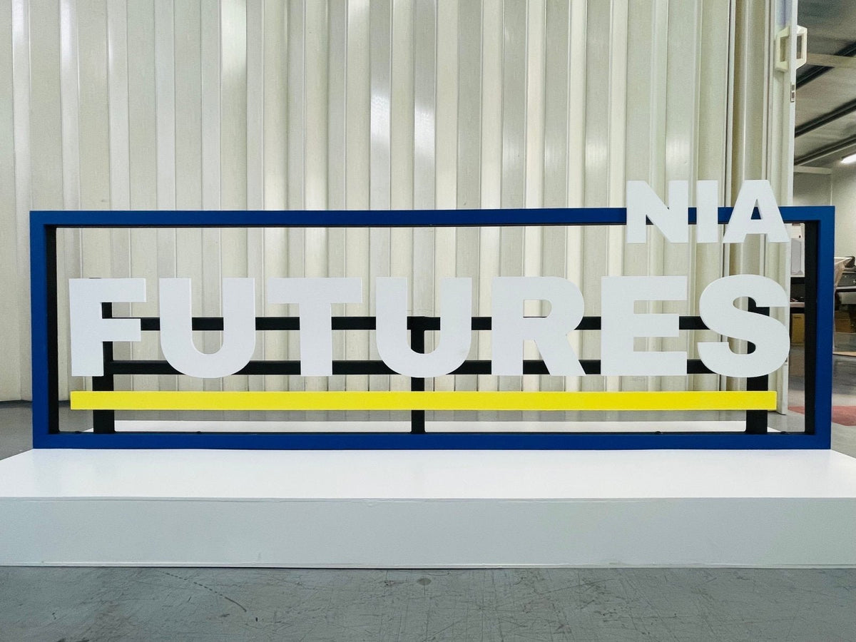 ป้ายโลโก้ตั้งพื้น และป้ายตั้งประกอบฉากถ่ายรูป ดีไซน์สวยสะดุดตา เหมาะสำหรับงานอีเวนต์ งานเปิดตัวสินค้า และการโปรโมทร้านค้า