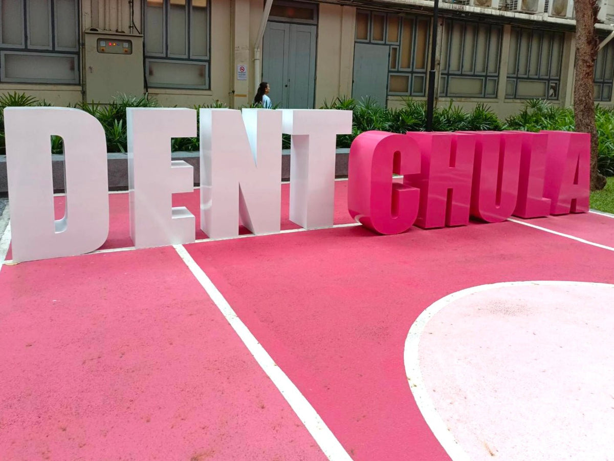 ป้ายโลโก้ตั้งพื้น และป้ายตั้งประกอบฉากถ่ายรูป ดีไซน์สวยสะดุดตา เหมาะสำหรับงานอีเวนต์ งานเปิดตัวสินค้า และการโปรโมทร้านค้า