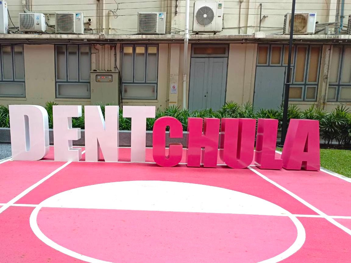 ป้ายโลโก้ตั้งพื้น และป้ายตั้งประกอบฉากถ่ายรูป ดีไซน์สวยสะดุดตา เหมาะสำหรับงานอีเวนต์ งานเปิดตัวสินค้า และการโปรโมทร้านค้า