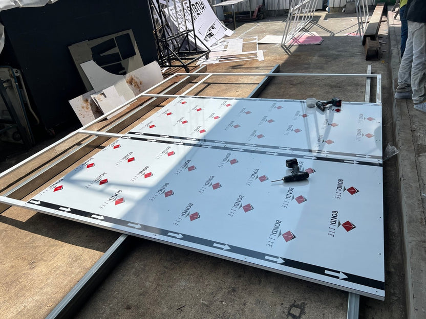 ป้ายกล่องไฟไวนิล และป้ายไฟไวนิลโปร่งแสง Backlit ให้แสงสว่างชัดเจน เหมาะสำหรับงานโฆษณา ป้ายหน้าร้าน และสื่อโปรโมชัน