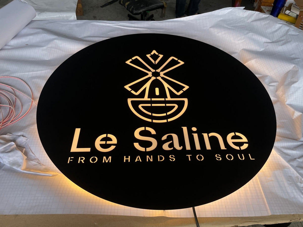 ป้ายโลหะฉลุเลเซอร์ และป้ายเหล็กฉลุเลเซอร์ ตัดคมชัด ดีไซน์สวยงาม ทนทาน เหมาะสำหรับป้ายบริษัท ร้านค้า และงานตกแต่ง