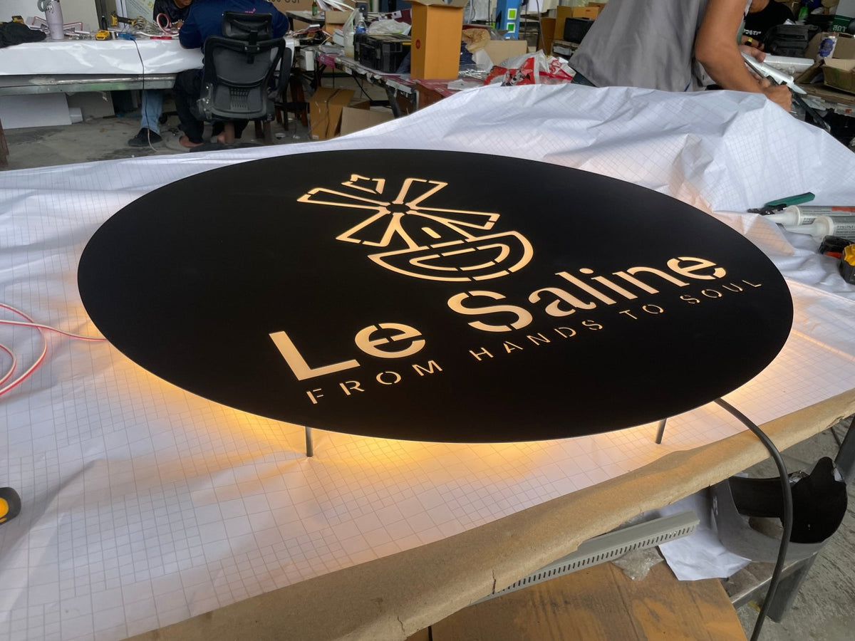 ป้ายโลหะฉลุเลเซอร์ และป้ายเหล็กฉลุเลเซอร์ ตัดคมชัด ดีไซน์สวยงาม ทนทาน เหมาะสำหรับป้ายบริษัท ร้านค้า และงานตกแต่ง