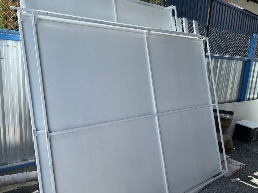 ป้ายกล่องไฟไวนิล และป้ายไฟไวนิลโปร่งแสง Backlit ให้แสงสว่างชัดเจน เหมาะสำหรับงานโฆษณา ป้ายหน้าร้าน และสื่อโปรโมชัน