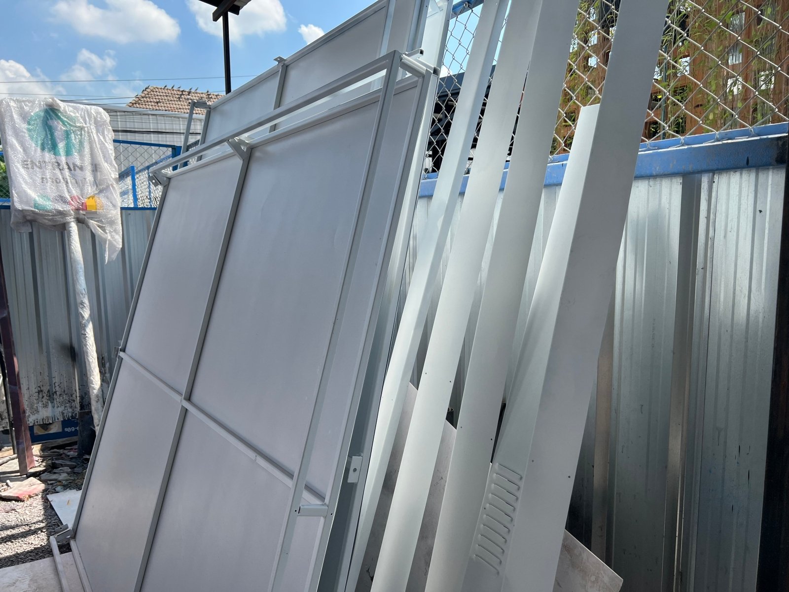 ป้ายกล่องไฟไวนิล และป้ายไฟไวนิลโปร่งแสง Backlit ให้แสงสว่างชัดเจน เหมาะสำหรับงานโฆษณา ป้ายหน้าร้าน และสื่อโปรโมชัน