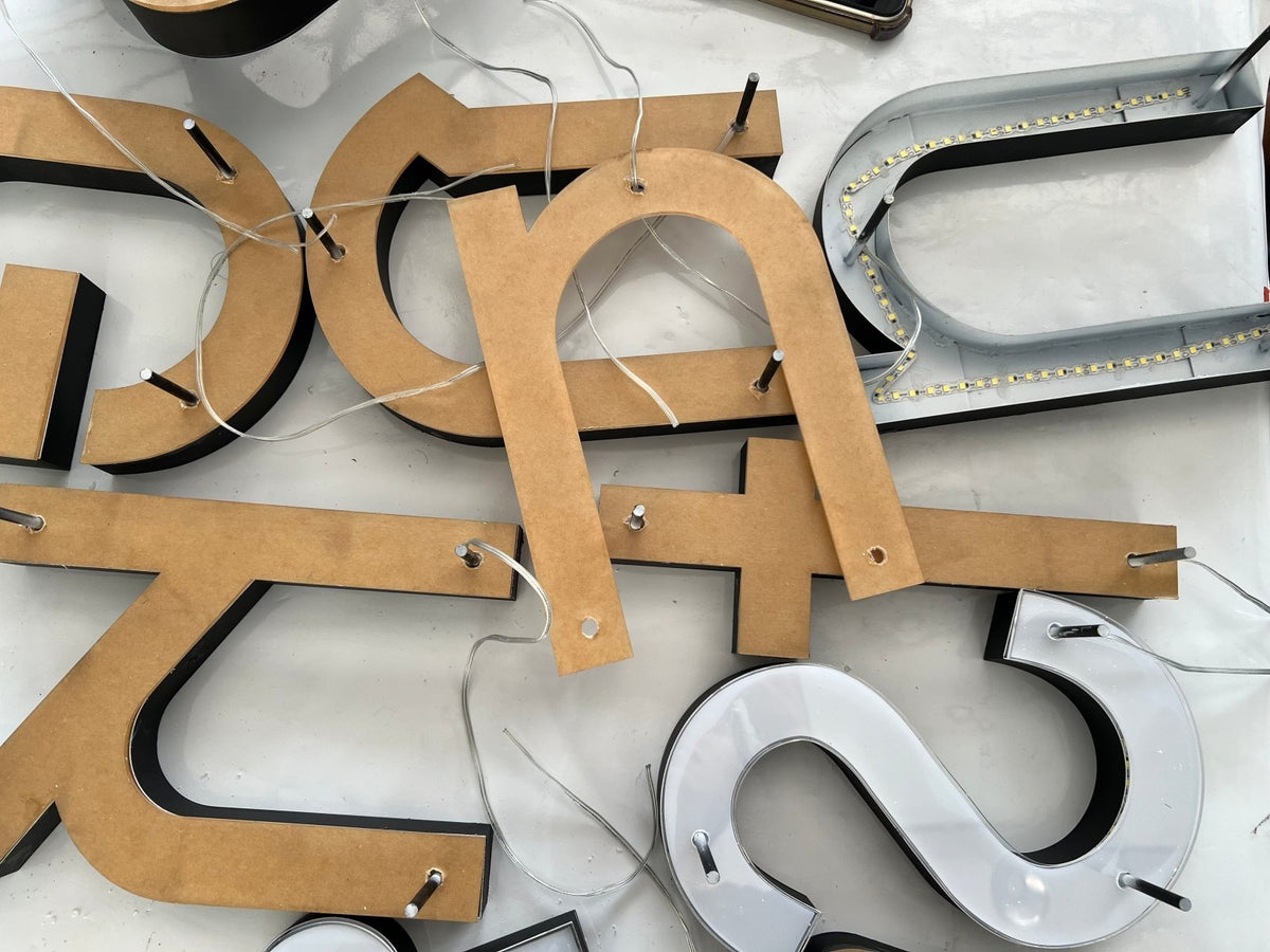 ป้ายบริษัท อักษรโลหะไฟออกหลัง ติดผนัง สวยหรู สว่างโดดเด่น เหมาะสำหรับป้ายสำนักงาน องค์กร ร้านค้า และงานตกแต่งอาคาร