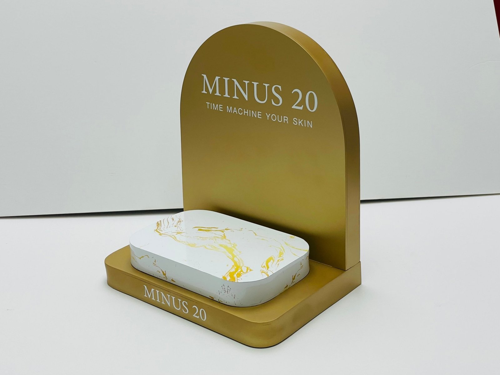 ดิสเพลย์ชั้นวางสินค้าอะคริลิค โปร่งใส ดีไซน์หรูหรา เหมาะสำหรับโชว์สินค้าและงานแสดงสินค้า