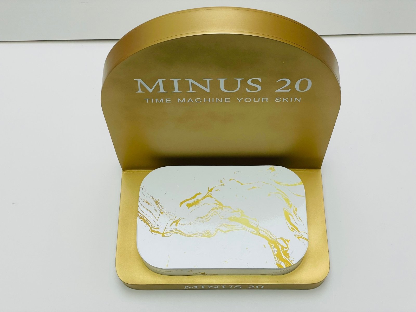 ดิสเพลย์ชั้นวางสินค้าอะคริลิค โปร่งใส ดีไซน์หรูหรา เหมาะสำหรับโชว์สินค้าและงานแสดงสินค้า