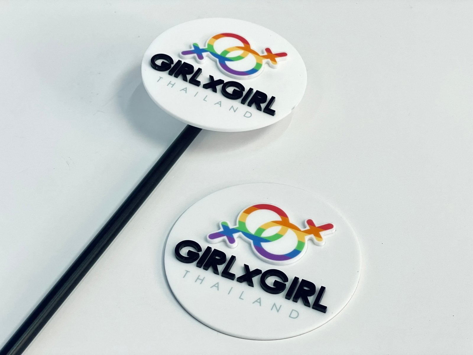 ป้ายไมค์ โลโก้ไมค์ และป้ายหัวไมค์ พิมพ์คมชัด ดีไซน์สวย เหมาะสำหรับงานอีเวนต์ สื่อประชาสัมพันธ์ รายการทีวี และงานโปรโมชัน