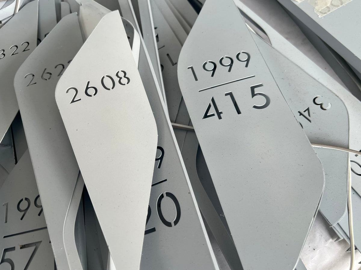 ป้ายโลหะฉลุเลเซอร์ และป้ายเหล็กฉลุเลเซอร์ ตัดคมชัด ดีไซน์สวยงาม ทนทาน เหมาะสำหรับป้ายบริษัท ร้านค้า และงานตกแต่ง