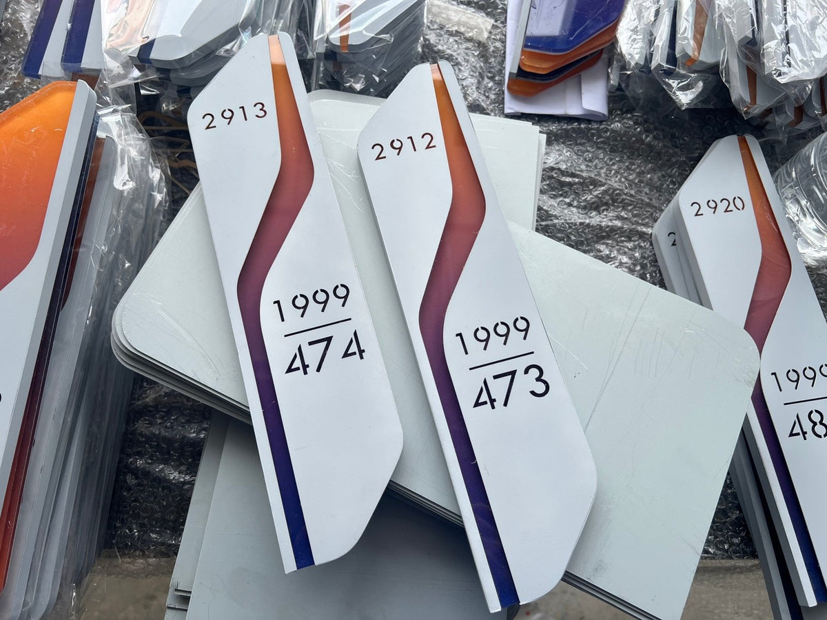 ป้ายหน้าห้อง ป้ายห้องประชุม และป้ายแผนก ดีไซน์เรียบหรู พิมพ์คมชัด เหมาะสำหรับอาคารสำนักงาน โรงเรียน และโรงพยาบาล