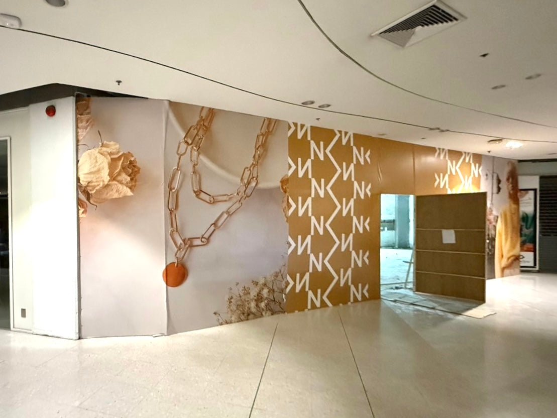 สติ๊กเกอร์และป้ายปิดปรับปรุงร้าน Coming Soon พิมพ์คมชัด สีสด เหมาะสำหรับติดหน้าร้าน โครงการใหม่ และงานรีโนเวท