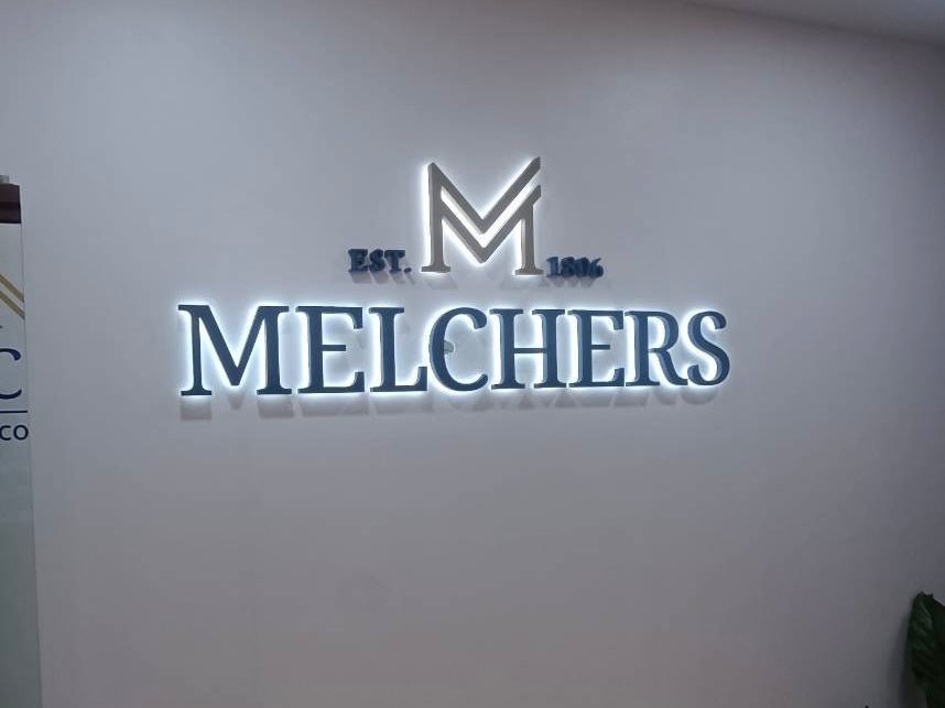 ป้ายไฟออกหลัง และอะคริลิคซ้อนหลัง แสงไฟสวยหรู สะท้อนกำแพงโดดเด่น เหมาะสำหรับป้ายบริษัท ร้านค้า และงานตกแต่งอาคาร