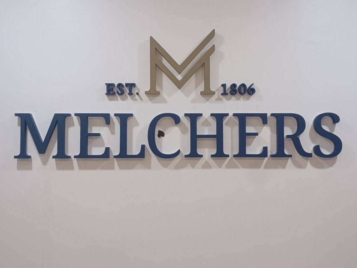 ป้ายไฟออกหลัง และอะคริลิคซ้อนหลัง แสงไฟสวยหรู สะท้อนกำแพงโดดเด่น เหมาะสำหรับป้ายบริษัท ร้านค้า และงานตกแต่งอาคาร