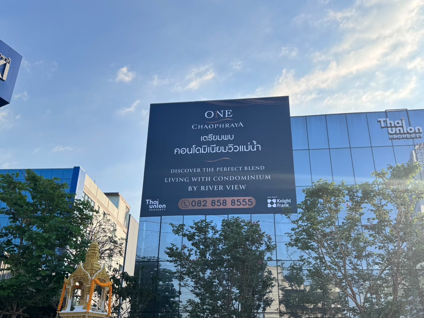 รับติดสติ๊กเกอร์อาคารสูง และป้ายติดตึก งานพิมพ์คมชัด ทีมช่างมืออาชีพ เหมาะสำหรับโฆษณา โปรโมชัน และสร้างภาพลักษณ์องค์กร