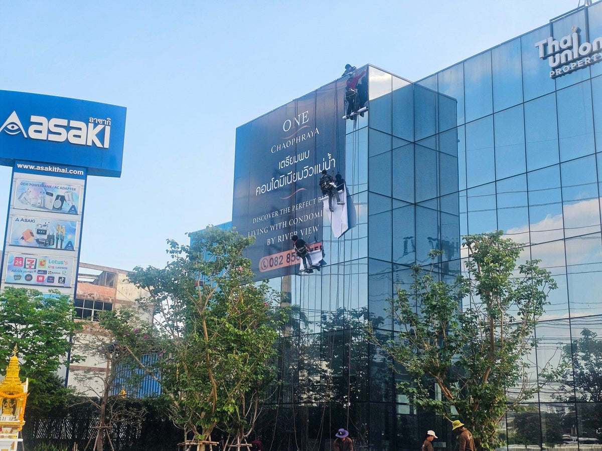 รับติดสติ๊กเกอร์อาคารสูง และป้ายติดตึก งานพิมพ์คมชัด ทีมช่างมืออาชีพ เหมาะสำหรับโฆษณา โปรโมชัน และสร้างภาพลักษณ์องค์กร