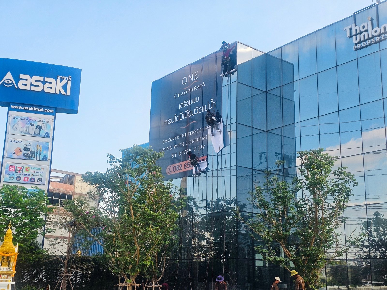 รับติดสติ๊กเกอร์อาคารสูง และป้ายติดตึก งานพิมพ์คมชัด ทีมช่างมืออาชีพ เหมาะสำหรับโฆษณา โปรโมชัน และสร้างภาพลักษณ์องค์กร