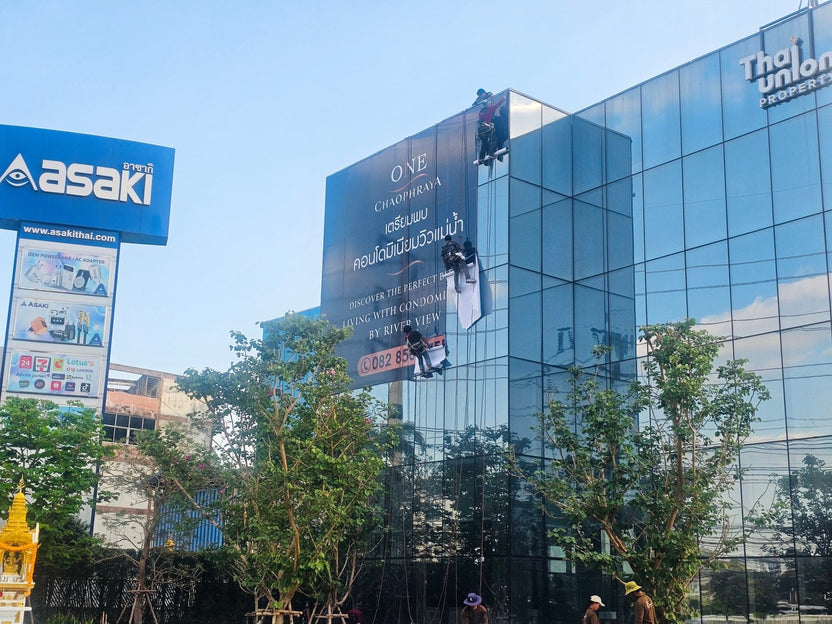 รับติดสติ๊กเกอร์อาคารสูง และป้ายติดตึก งานพิมพ์คมชัด ทีมช่างมืออาชีพ เหมาะสำหรับโฆษณา โปรโมชัน และสร้างภาพลักษณ์องค์กร