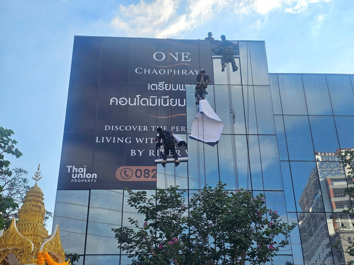 รับติดสติ๊กเกอร์อาคารสูง และป้ายติดตึก งานพิมพ์คมชัด ทีมช่างมืออาชีพ เหมาะสำหรับโฆษณา โปรโมชัน และสร้างภาพลักษณ์องค์กร