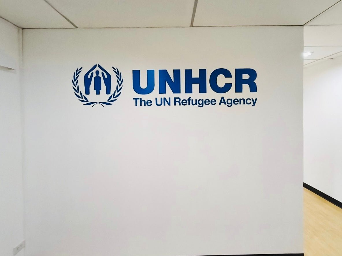 สติ๊กเกอร์ไดคัทติดผนัง พิมพ์คมชัด สีสดใส เหมาะสำหรับงานตกแต่งร้านค้า ออฟฟิศ และงานโฆษณา