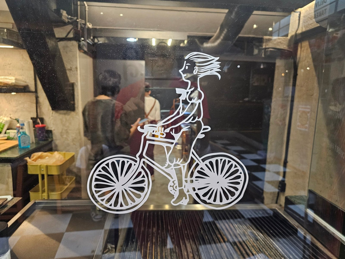 สติ๊กเกอร์ไดคัทติดกระจก สีขาว พิมพ์คมชัด เหมาะสำหรับงานตกแต่งร้านค้า ออฟฟิศ และงานประชาสัมพันธ์