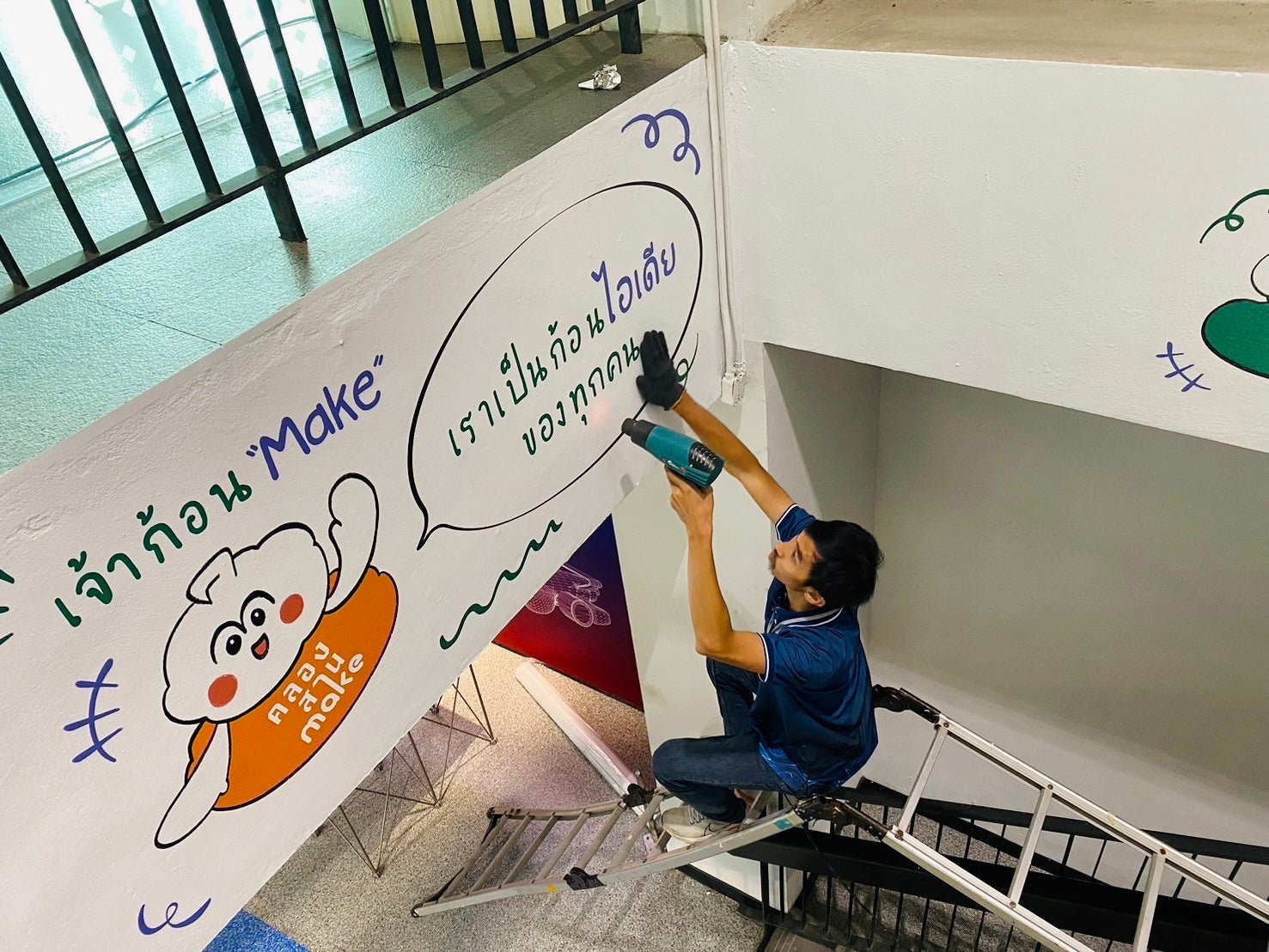 สติ๊กเกอร์ติดผนังปูน และสติ๊กเกอร์ตกแต่ง พิมพ์ลายคมชัด ติดตั้งง่าย เหมาะสำหรับตกแต่งบ้าน ร้านค้า และออฟฟิศ