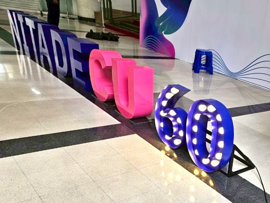 ป้ายโลโก้ตั้งพื้น และป้ายตั้งประกอบฉากถ่ายรูป ดีไซน์สวยสะดุดตา เหมาะสำหรับงานอีเวนต์ งานเปิดตัวสินค้า และการโปรโมทร้านค้า