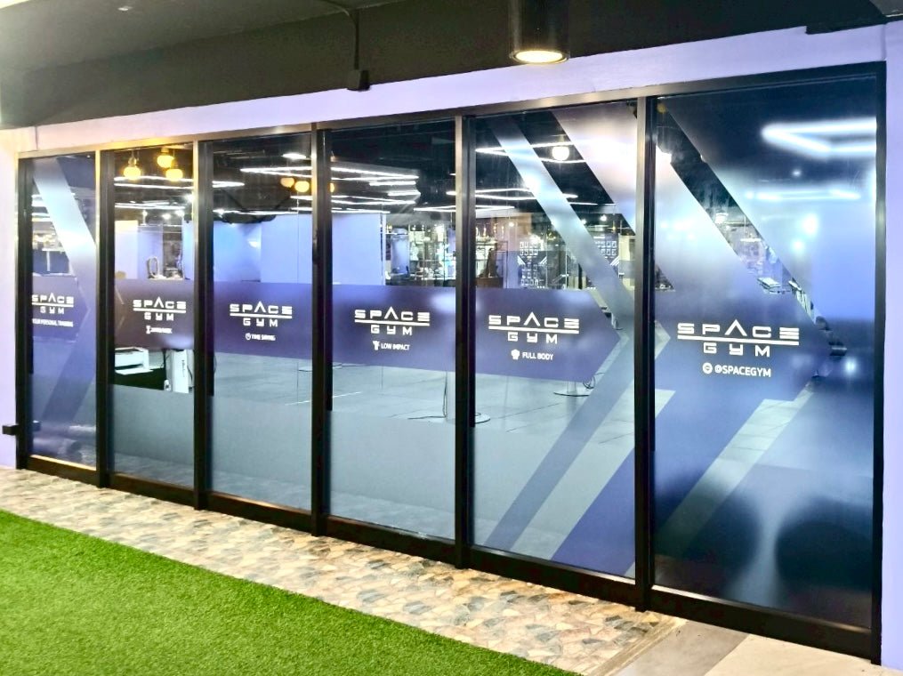 สติ๊กเกอร์ใสติดกระจก โปร่งใส พิมพ์คมชัด เหมาะสำหรับโชว์รูม ร้านค้า และงานตกแต่งอาคาร