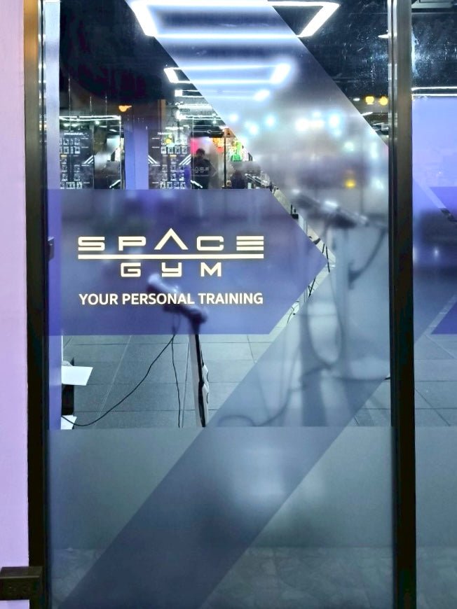 สติ๊กเกอร์ใสติดกระจก โปร่งใส พิมพ์คมชัด เหมาะสำหรับโชว์รูม ร้านค้า และงานตกแต่งอาคาร