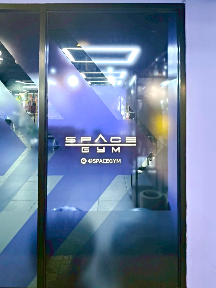 สติ๊กเกอร์ใสติดกระจก โปร่งใส พิมพ์คมชัด เหมาะสำหรับโชว์รูม ร้านค้า และงานตกแต่งอาคาร