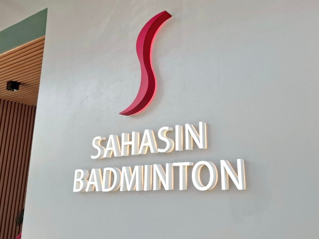 ป้ายไฟออกหลัง และอะคริลิคซ้อนหลัง แสงไฟสวยหรู สะท้อนกำแพงโดดเด่น เหมาะสำหรับป้ายบริษัท ร้านค้า และงานตกแต่งอาคาร