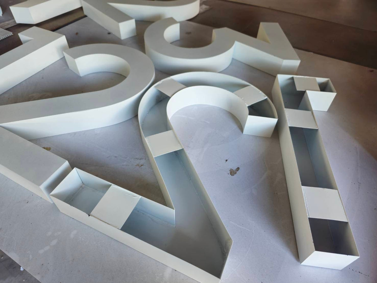 ป้ายอักษรโลหะ และป้ายโลโก้ ดีไซน์หรูหรา แข็งแรง ทนทาน เหมาะสำหรับป้ายบริษัท ร้านค้า และงานตกแต่งอาคาร