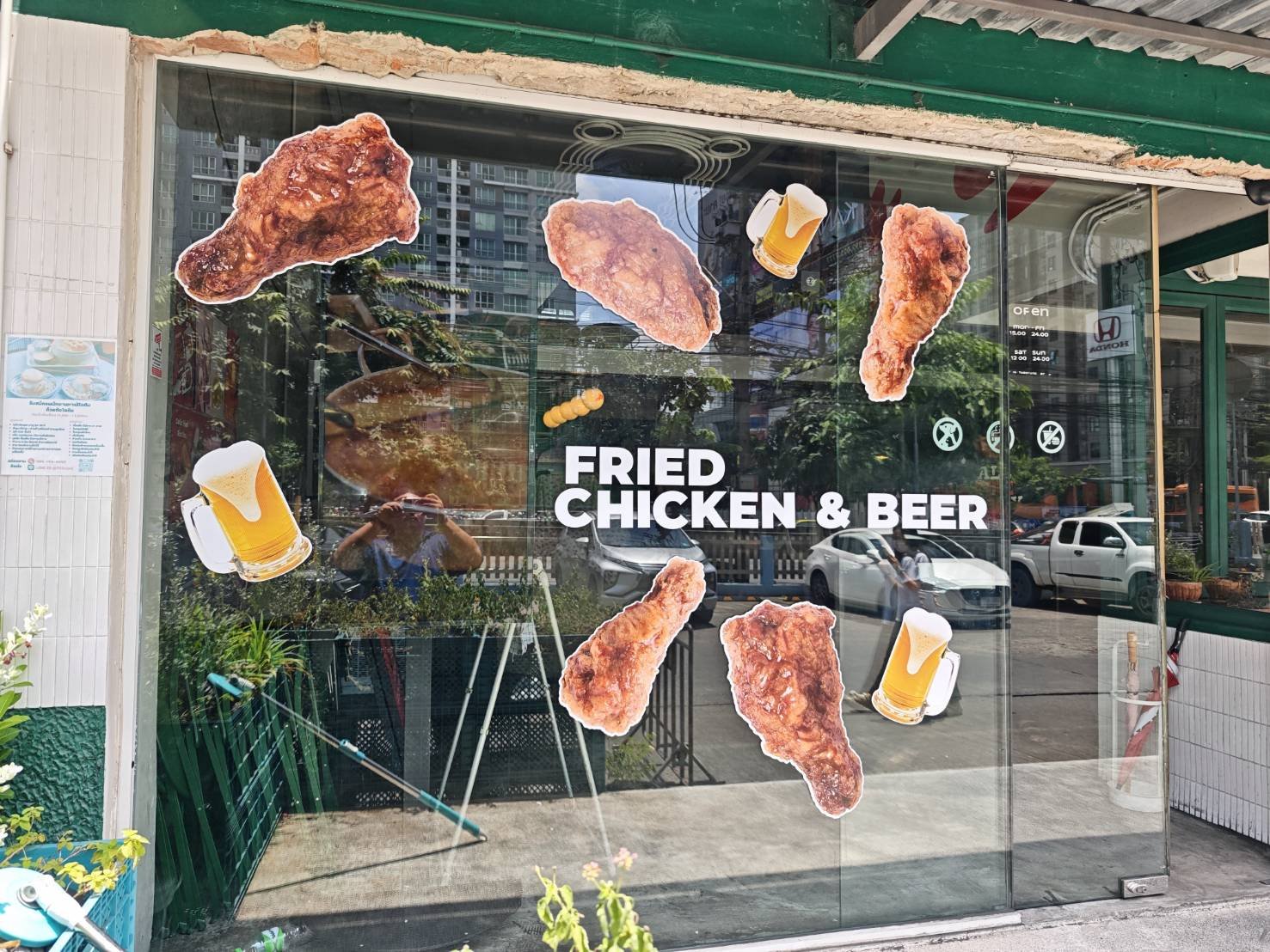 สติ๊กเกอร์ไคคัทไก่ทอดกรอบกับเบียร์สด ติดกระจกหน้าร้าน