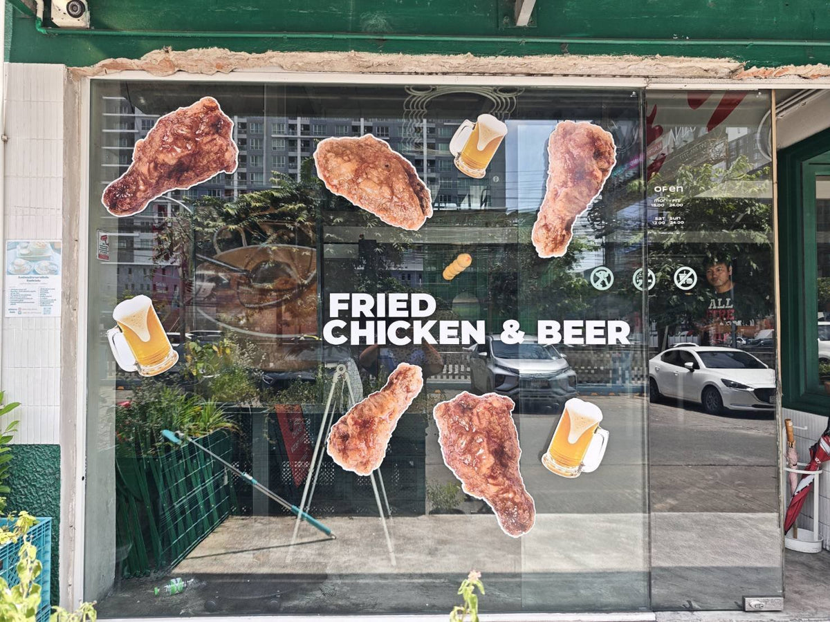 สติ๊กเกอร์ไคคัท ไก่ทอดกลมทองแดงกับแก้วเบียร์ติดกระจกหน้าร้าน