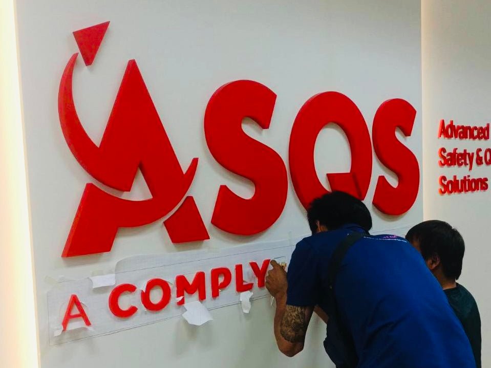 ป้ายอะคริลิค 3D สีแดงโลโก้ asos สามเหลี่ยมติดผนัง